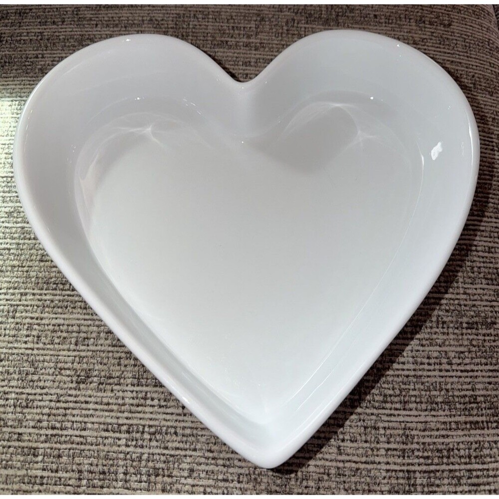 Crate & Barrel 10” X 8” White Heart Shaped Dish Baking Freeze